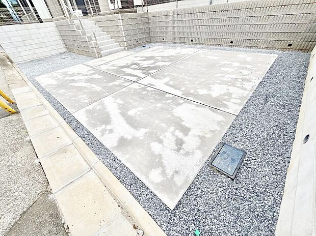 【駐車場】～Parking～　駐車場２台置けます！(車種による)自転車置き場や物置場として、お子様の遊ぶスペースとして、ゆとりある敷地だからこそ可能な多用途にご利用いただけるスペースです。