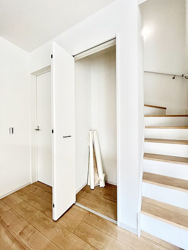 【その他設備(収納)】物が多くなりがちなリビングにうれしい収納