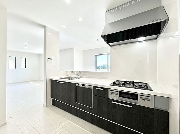 【ダイニングキッチン】～Kitchen～　会話が弾むリビング、料理が愉しくなるキッチン。家は、ただ生活する場ではなく、暮らしを愉しく、快適にする場所。笑顔の毎日、安らぎの日々のために、最新の設備・仕様を採用。