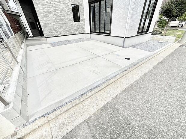 【駐車場】～Parking～　駐車場２台置けます！(車種による)自転車置き場や物置場として、お子様の遊ぶスペースとして、ゆとりある敷地だからこそ可能な多用途にご利用いただけるスペースです。