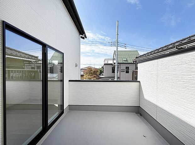 【バルコニー】～Balcony～　南向きのバルコニーの前には雲以外に太陽を遮るものがありません。お洗濯物も乾きやすく、何より明るく気持ちのいい光が入ってきます。家族全員分の洗濯物も一気に干せます。