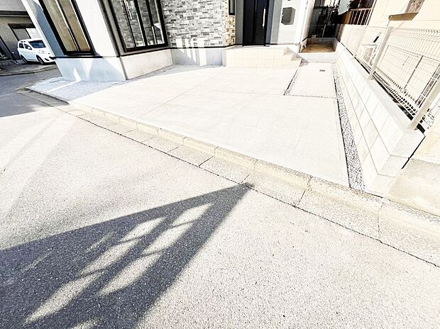 【駐車場】～Parking～　駐車場２台置けます！(車種による)自転車置き場や物置場として、お子様の遊ぶスペースとして、ゆとりある敷地だからこそ可能な多用途にご利用いただけるスペースです。