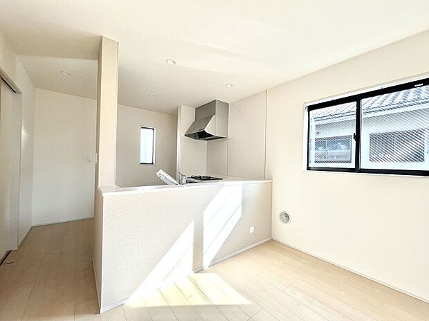 【ダイニングキッチン】～Kitchen～リビングが見渡せるカウンターキッチン。料理をしながら家族とコミュニケーションをとれるだけでなく、大きな開放感も得ることができます。  お子様の成長も感じることができますね！