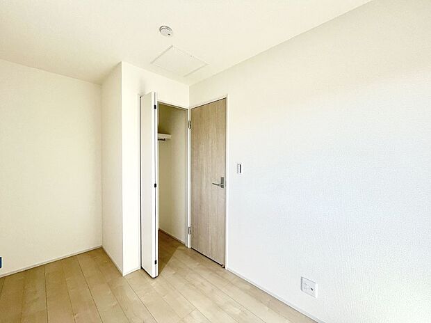 【寝室】～Bed Room～  全居室には収納クローゼットを完備！普段使いのお洋服や小物はもちろん、季節物のお洋服などもしっかりと整理整頓おしまい頂けます。  居室空間を広く使用できますね。