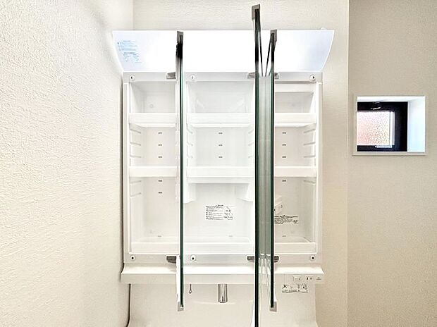 【その他設備(三面鏡裏収納)】三面鏡の裏に、化粧品や衛生用品などを収納可能。洗面台をすっきりと保ちます！