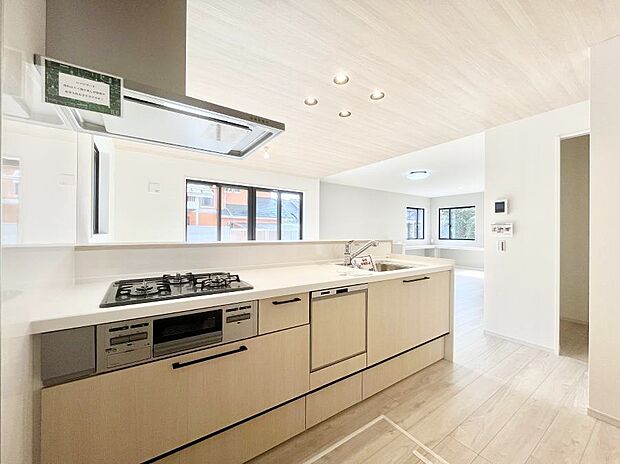 【ダイニングキッチン】～Kitchen～  リビングが見渡せるカウンターキッチン。  料理をしながら家族とコミュニケーションをとれるだけでなく、大きな開放感も得ることができます。  お子様の成長も感じることができますね！