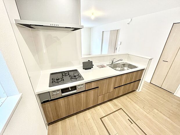 【ダイニングキッチン】料理をしながらでもご家族との会話を楽しめる対面キッチン