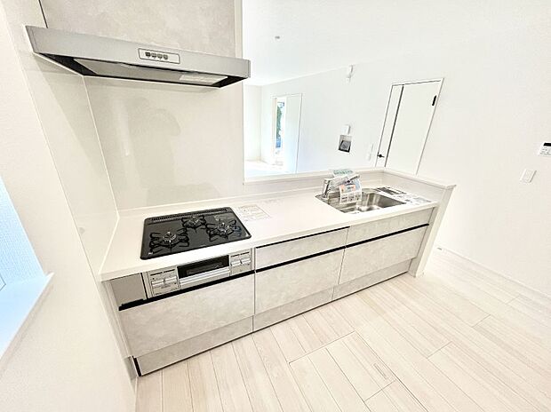 【ダイニングキッチン】～Kitchen～  リビングが見渡せるカウンターキッチン。  料理をしながら家族とコミュニケーションをとれるだけでなく、大きな開放感も得ることができます。  お子様の成長も感じることができますね！