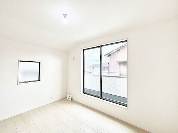 【寝室】～Bed Room～　2面採光を確保した明るい室内は、風通しも良く、大変居心地の良い空間となっております。爽やかな風を感じて起きる朝は、快適生活の始まりに！日当たりや通風がとても良い住まい♪