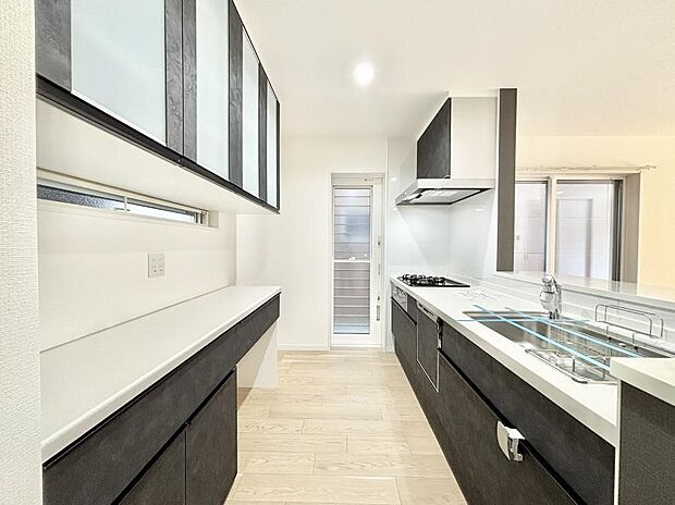 【ダイニングキッチン】～Kitchen～　広くて使いやすいキッチンなら家族でいっしょに料理をつくったり、後片付けも手間なくできちゃいます♪収納もたっぷりあるので、いつもすっきりと清潔な印象を保てます。