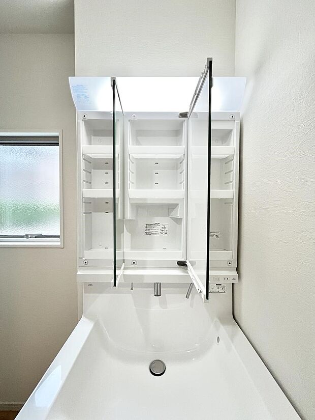 【その他設備(三面鏡裏収納)】三面鏡の裏に、化粧品や衛生用品などを収納可能。洗面台をすっきりと保ちます!