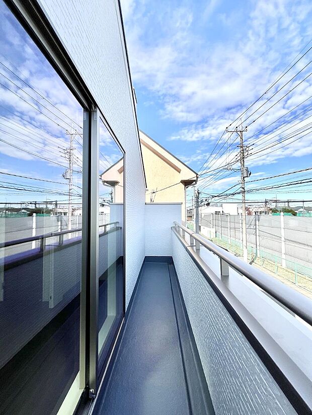 【バルコニー】暖かな陽光が降り注ぐバルコニーはお洗濯におすすめ。爽やかな風も心地よいです。 