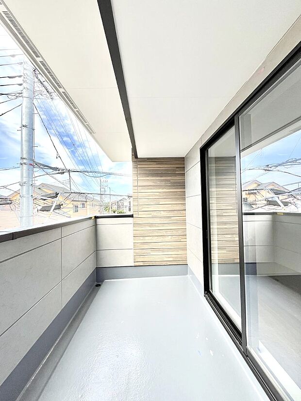 【バルコニー】◆１号棟◆～Balcony～  バルコニーは温かい陽がさしこみ、お布団や洗濯物を気持ちよく干すことができます。  使いやすく開放的なバルコニーです♪陽ざしがたっぷり降り注ぐ、バルコニー付き住まい。  