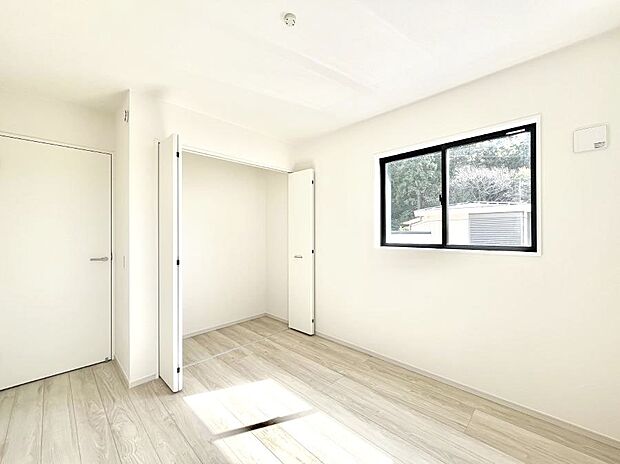 【寝室】◆２号棟◆～Bed Room～　マンションと違い部屋数が多いのが戸建てのメリットです。ご家族が増えたことで手狭に感じていた住まいも戸建てでは各居室プライバシーを保つことができます。  