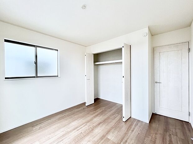 【寝室】◆B号棟◆～Bed Room～  居室には収納クローゼットを完備！普段使いのお洋服や小物はもちろん、季節物のお洋服などもしっかりと整理整頓おしまい頂けます。  居室空間を広く使用できますね。