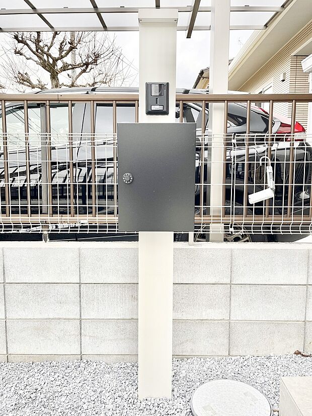 【その他現地】◆１号棟◆表札・インターホン・ポストをひとつに集約。エントランスになじむシンプルデザイン。