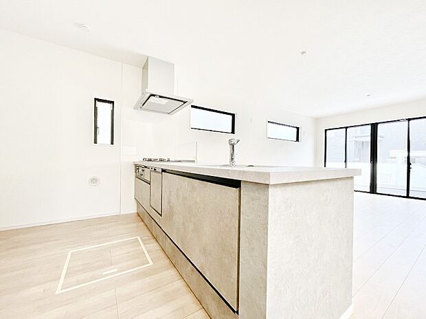 【ダイニングキッチン】◆１号棟◆～Kitchen～　自然光が入る窓のあるキッチン☆毎日使う場所だからこそ、使い勝手を考慮しました。ゆったりとしたキッチンコーナーは質感豊かな仕上がりとなっております。