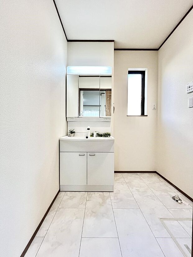 【洗面台・洗面所】◆A号棟◆～Dressing Room～　暗くなりがちな洗面所も窓があると採光と換気が可能なので気持ちよくお使い頂けます。三面鏡タイプの洗面台は鏡裏収納で散らかりがちな洗面所もスッキリ♪