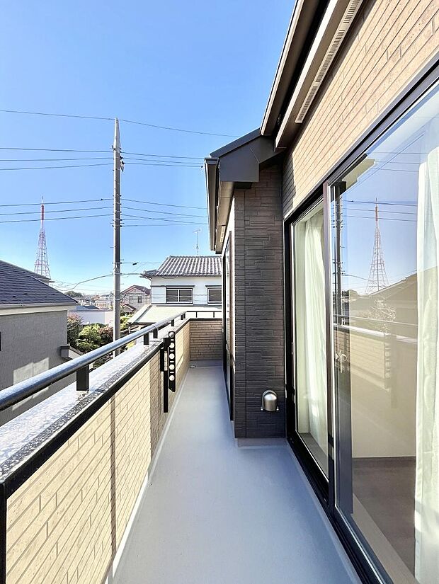 【バルコニー】◆A号棟◆～Balcony～　南向きのバルコニーの前には雲以外に太陽を遮るものがありません。お洗濯物も乾きやすく、何より明るく気持ちのいい光が入ってきます。家族全員分の洗濯物も一気に干せます。