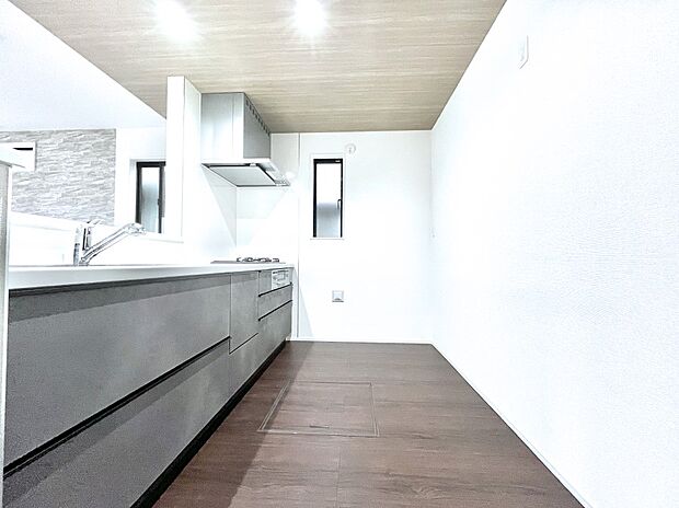 【ダイニングキッチン】爽やかな風が通り抜けるキッチン。窓があるので明るく換気にも役立ちます。