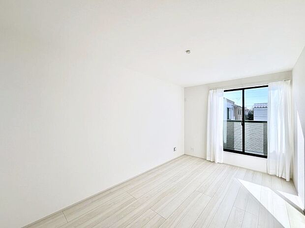 【寝室】◆A号棟◆～Bed Room～　マンションと違い部屋数が多いのが戸建てのメリットです。ご家族が増えたことで手狭に感じていた住まいも戸建てでは各居室プライバシーを保つことができます。