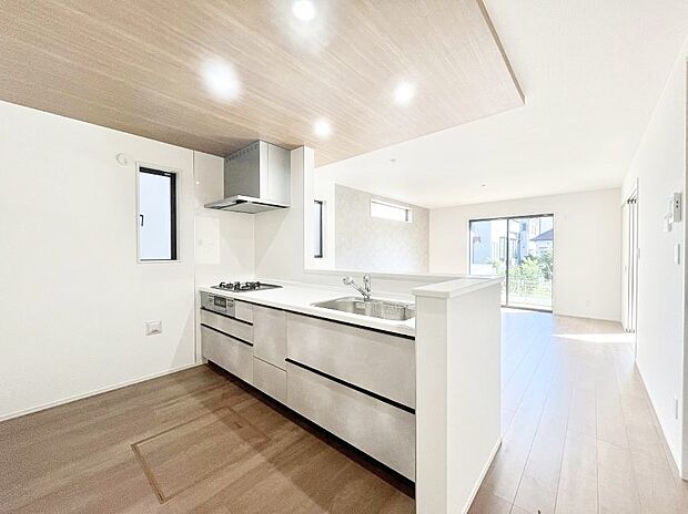 【ダイニングキッチン】料理をしながらご家族との会話を楽しめる対面カウンターキッチン