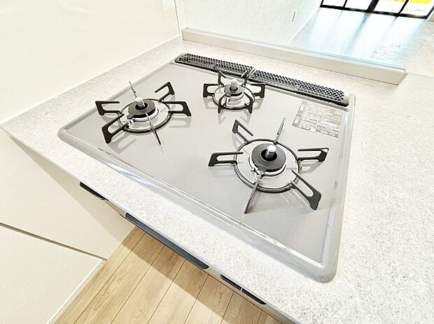 【その他設備(ガスコンロ)】三口ガスコンロでお料理が一気にはかどりそう  