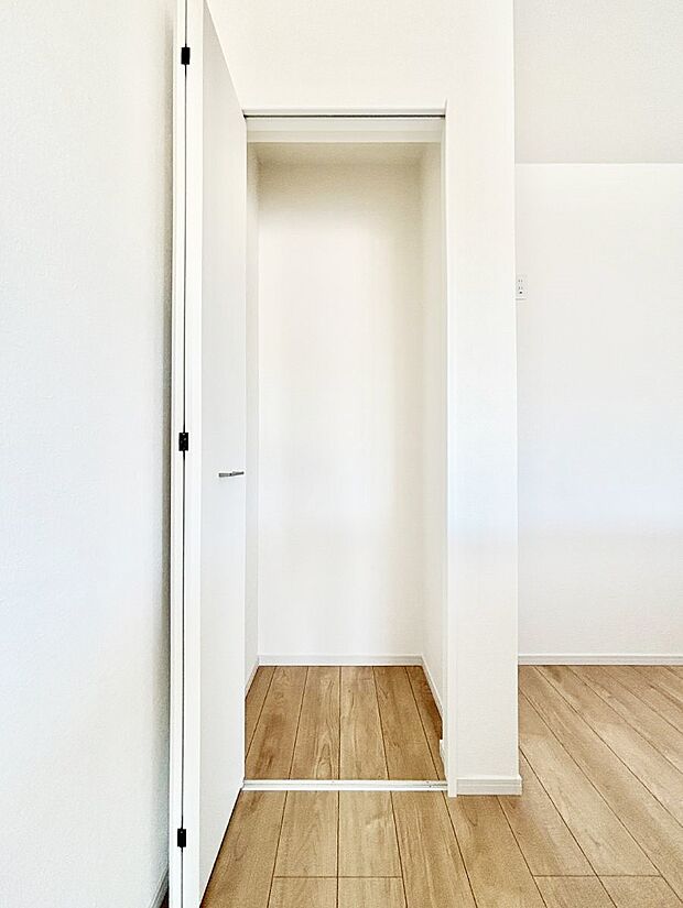 【その他設備(収納)】キッチン横の収納はパントリーとしても利用できます