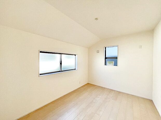 【寝室】◆１号棟◆～Bed Room～　2面採光を確保した明るい室内は、風通しも良く、大変居心地の良い空間となっております。爽やかな風を感じて起きる朝は、快適生活の始まりに！日当たりや通風がとても良い住まい♪