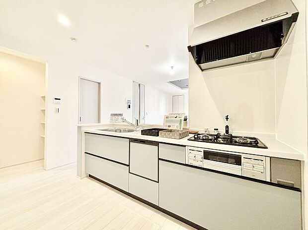 【ダイニングキッチン】リビングで遊ぶお子様を見守りながらお料理ができる対面キッチン。  