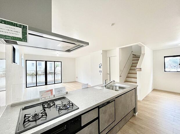 【ダイニングキッチン】～Kitchen～　「さぁ今日は何を作ろう」こんなキッチンなら思いっきり料理ができちゃいます。キッチンからはリビングが一望できます。家族がつながるお家がここにございます。