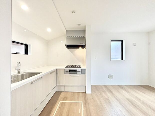 【ダイニングキッチン】～Kitchen～　自然光が入る窓のあるキッチン☆毎日使う場所だからこそ、使い勝手を考慮しました。ゆったりとしたキッチンコーナーは質感豊かな仕上がりとなっております。