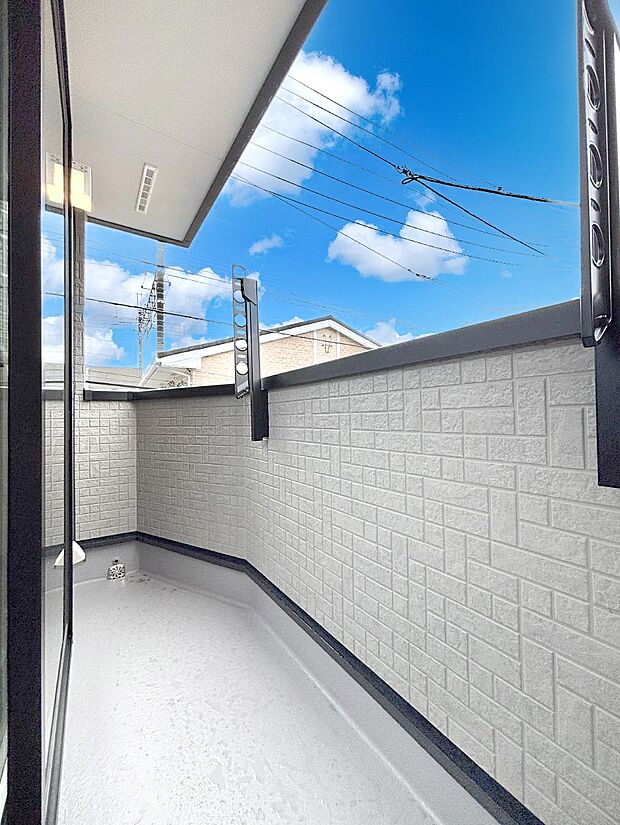【バルコニー】～Balcony～バルコニーは温かい陽がさしこみ、お布団や洗濯物を気持ちよく干すことができます。使いやすく開放的なバルコニーです♪陽ざしがたっぷり降り注ぐ、バルコニー付き住まい。  