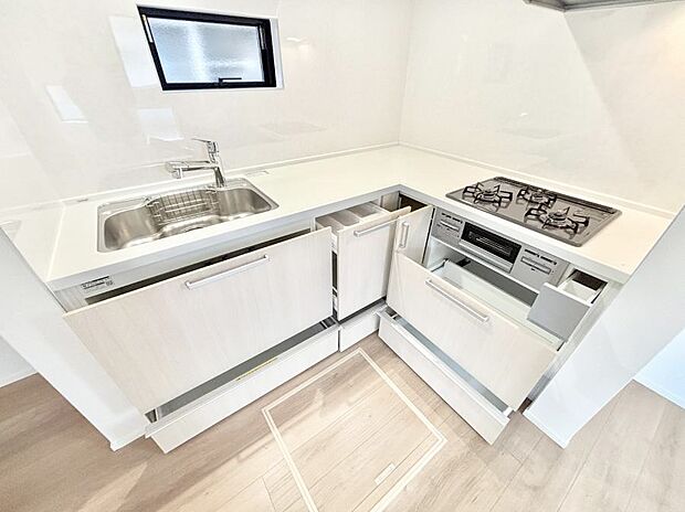 【その他設備(スライド収納)】スライド式収納なので上からの出し入れが可能！腰をかがめずに楽々！ 