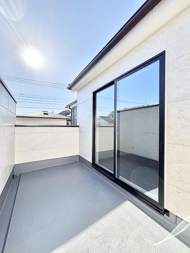 【バルコニー】～Balcony～　バルコニーは温かい陽がさしこみ、お布団や洗濯物を気持ちよく干すことができます。  使いやすく開放的なバルコニーです♪陽ざしがたっぷり降り注ぐ、バルコニー付き住まい。  