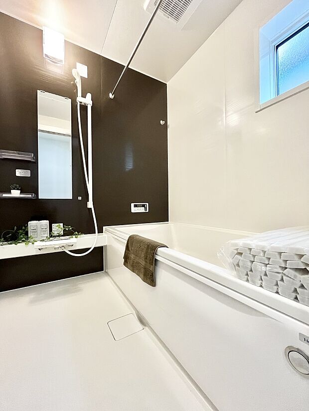 【浴室】~Bath Room~ ゆったりと足を伸ばして入浴することが可能!一日の疲れを癒す貴重なバスタイムです。お子様とご一緒でも十分な広さなので、リビングとは違った家族団欒のひと時をお楽しみいただけます。
