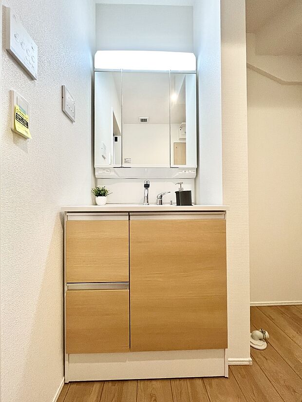 【洗面台・洗面所】~Dressing Room~ 十分な大きさの洗面台は収納もさる事ながら、身だしなみチェックや歯磨きなど、朝の慌ただしい時間でもホテルライクなスペースで余裕とゆとりを感じて頂けます。