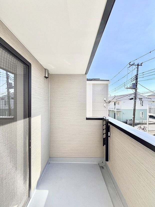 【バルコニー】~Balcony~バルコニーは温かい陽がさしこみ、お布団や洗濯物を気持ちよく干すことができます。 使いやすく開放的なバルコニーです♪陽ざしがたっぷり降り注ぐ、バルコニー付き住まい。