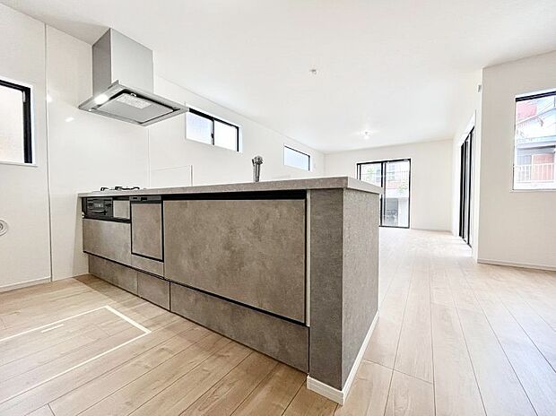 【ダイニングキッチン】~Kitchen~リビングが見渡せるカウンターキッチン。料理をしながら家族とコミュニケーションをとれるだけでなく、大きな開放感も得ることができます。 お子様の成長も感じることができますね!