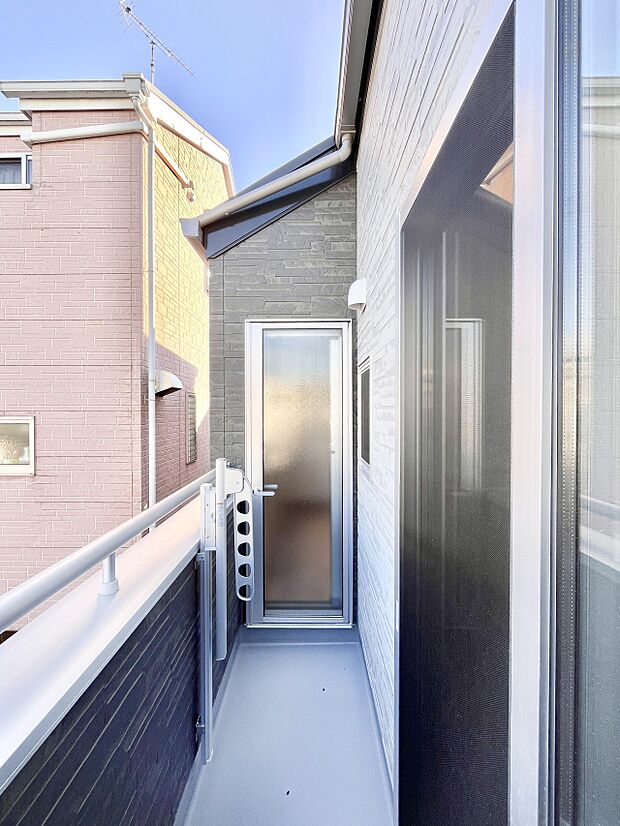 【バルコニー】~Balcony~ 大きな空に囲まれた気持ちのいい家。バルコニーを覗くだけで圧倒的な開放感に包まれます。バルコニーは陽がさしこみお布団や洗濯物を気持ちよく干すことができます。