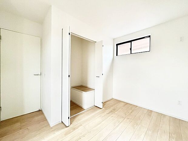 【寝室】~Bed Room~ 部屋数が多いのが戸建てのメリットです。ご家族が増えたことで手狭に感じていた住まいも戸建てでは各居室プライバシーを保つことができます。住まいにゆとりが生まれ心もリラックスできます♪