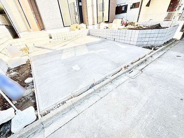 【駐車場】~Parking~ 駐車場2台置けます!(車種による)自転車置き場や物置場として、お子様の遊ぶスペースとして、ゆとりある敷地だからこそ可能な多用途にご利用いただけるスペースです。