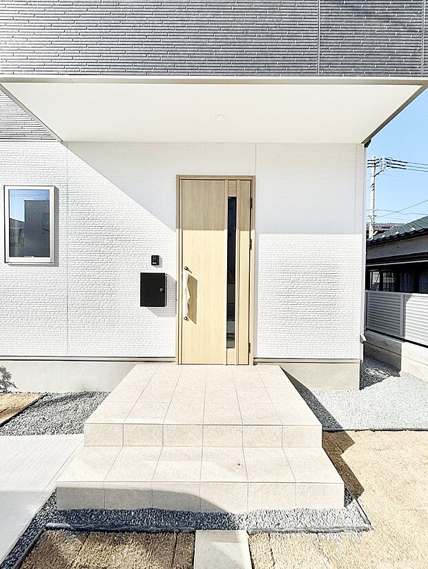 【玄関】~Entrance~ 玄関は、お客さんをお迎えする場であり、家族が出入りする場でもあるので「おうちの顔」とも呼ばれる重要な場所!すっきりと明るく、いつでもお客様をお出迎えできるような設計をしました!