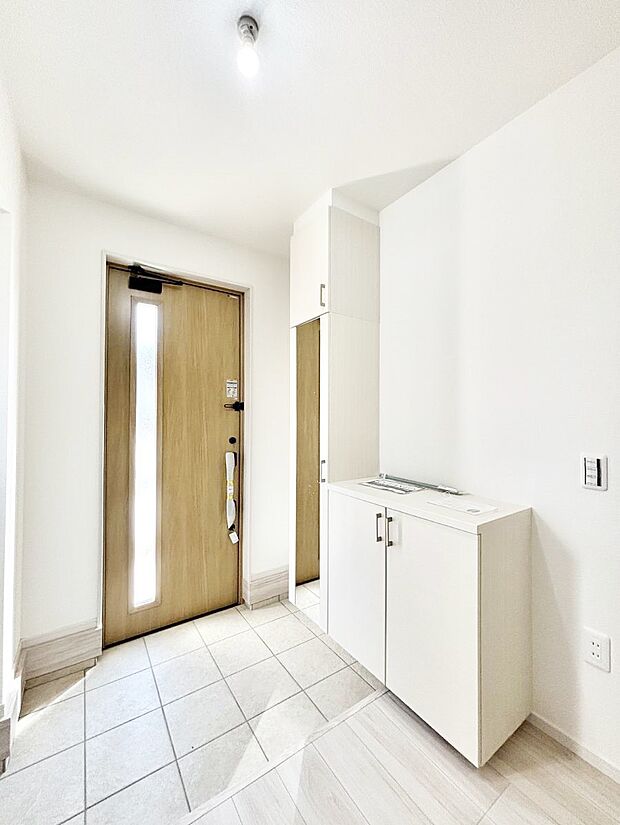 【玄関】~Entrance~ 下駄箱ミラー付なので、お出かけ前の身だしなみチェックに◎♪玄関はお客様をお出迎えする一番最初の場所、帰ってくる時に入る最初の場所。そんな場所だからこそ、より良い空間に…♪