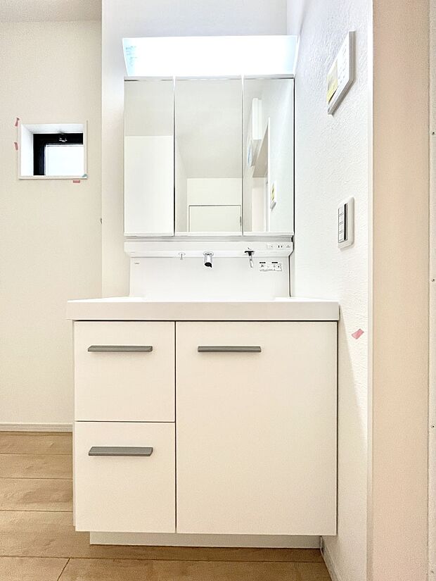 【洗面台・洗面所】~Dressing Room~ 明るく清潔感溢れるパウダールーム。毎日使う場所だからこそ、快適な空間となっております。シャンプードレッサーを採用しておりますので、朝シャンも手軽に出来ます。