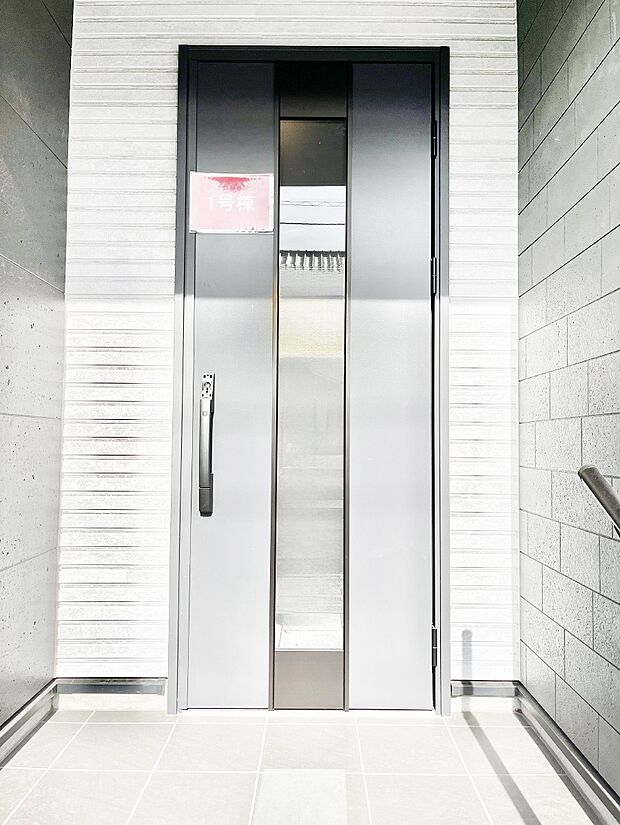 【玄関】~Entrance~ 玄関は、お客さんをお迎えする場であり、家族が出入りする場でもあるので「おうちの顔」とも呼ばれる重要な場所!すっきりと明るく、いつでもお客様をお出迎えできるような設計をしました!