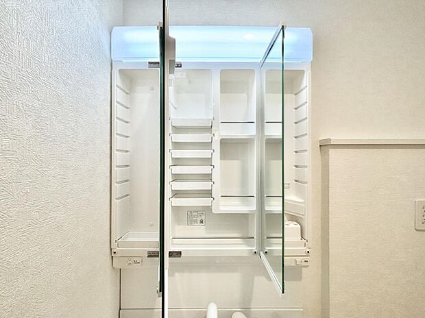 【その他設備(三面鏡裏収納)】◆1号棟◆三面鏡の裏に、化粧品や衛生用品などを収納可能。洗面台をすっきりと保ちます!