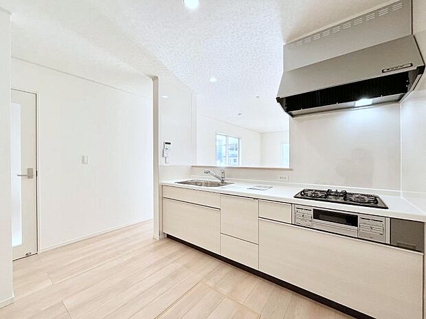 【ダイニングキッチン】◆３号棟◆～Kitchen～　「さぁ今日は何を作ろう」こんなキッチンなら思いっきり料理ができちゃいます。キッチンからはリビングが一望できます。家族がつながるお家がここにございます。