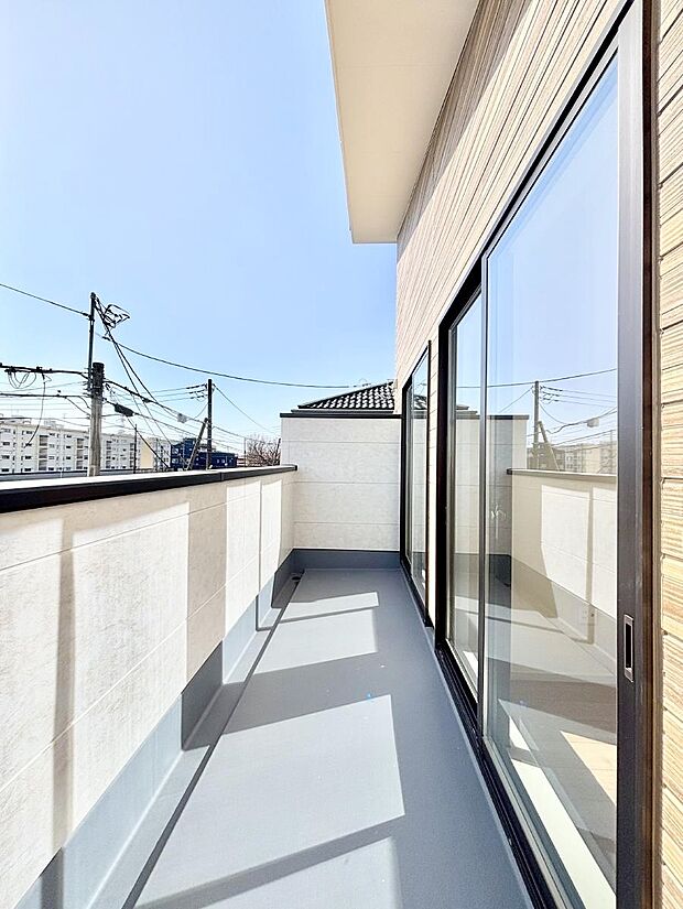 【バルコニー】~Balcony~ バルコニーは温かい陽がさしこみ、お布団や洗濯物を気持ちよく干すことができます。 使いやすく開放的なバルコニーです♪陽ざしがたっぷり降り注ぐ、バルコニー付き住まい。