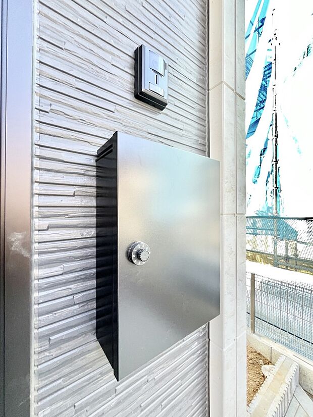 【その他現地】シンプルデザインのポスト。